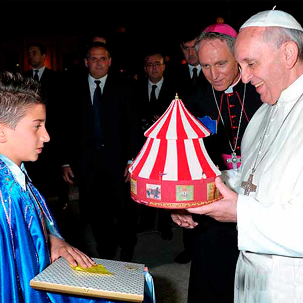 Scopri di più sull'articolo Giovane recordman del trapezio regala modellino di circo a Papa Francesco